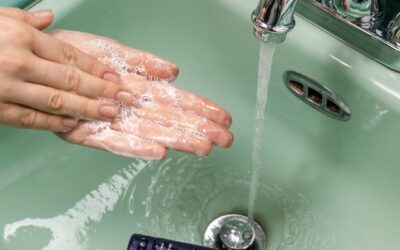 Lavarse las manos con frecuencia, no usar cosméticos ajenos o cambiar a diario las toallas previene la conjuntivitis